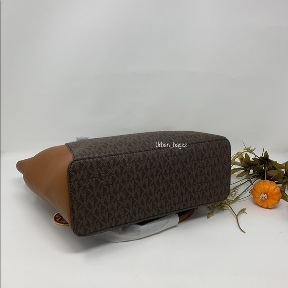 Michael Kors Charlotte Large Top Zip Tote - Picture 5 of 9